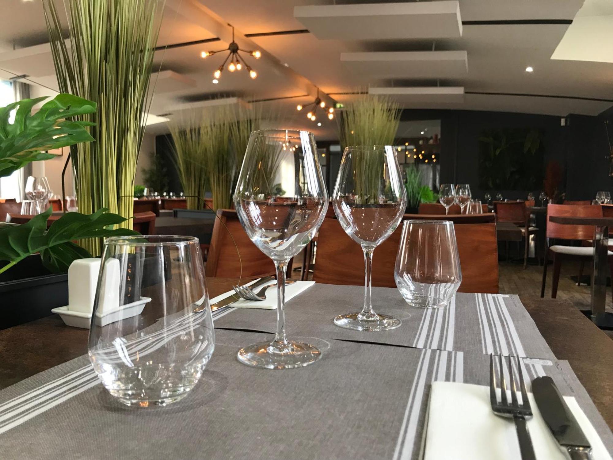 Logis Hotel & Restaurant - Les Bords De Seine La Roche-Guyon Eksteriør bilde