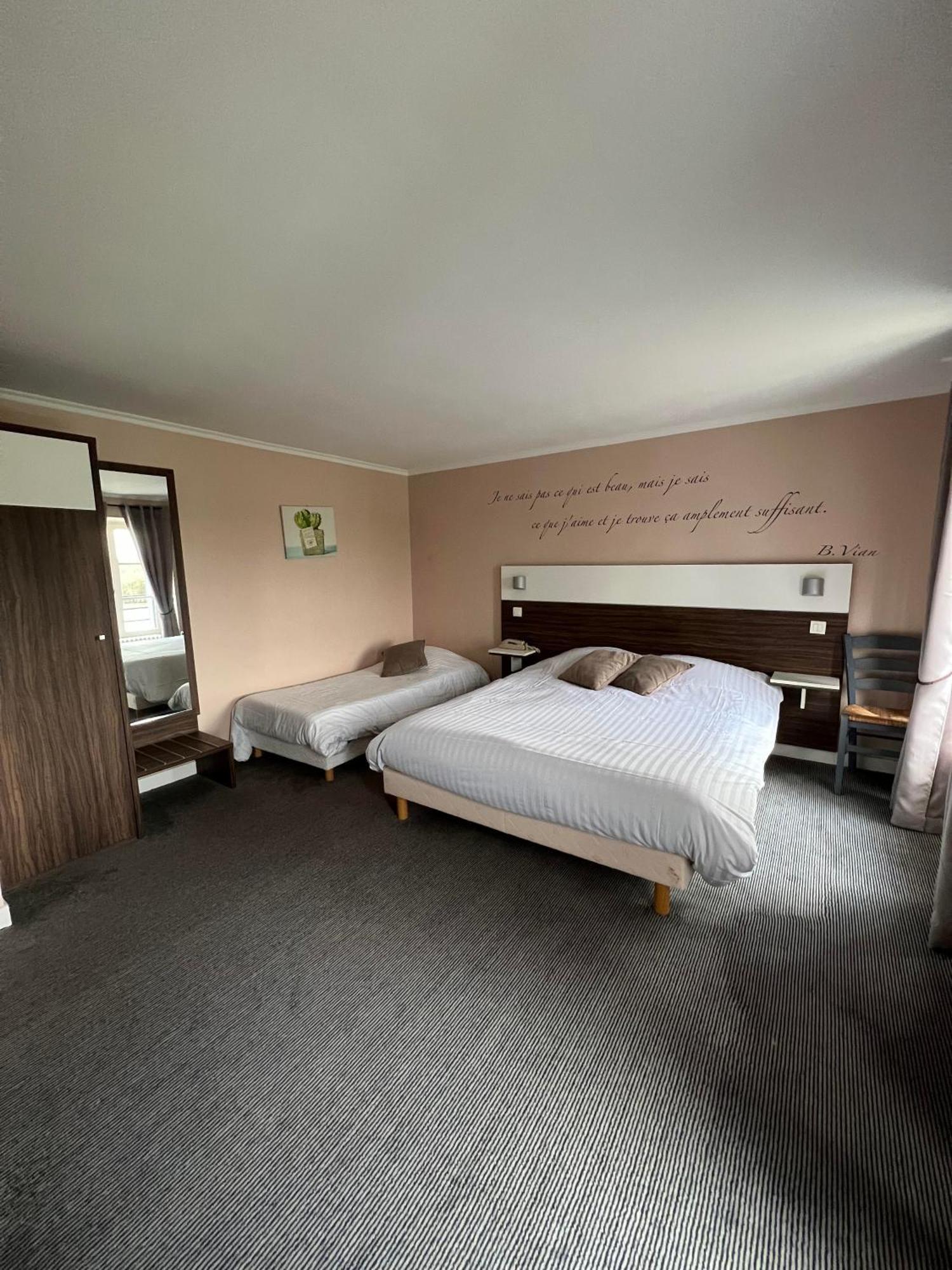 Logis Hotel & Restaurant - Les Bords De Seine La Roche-Guyon Eksteriør bilde