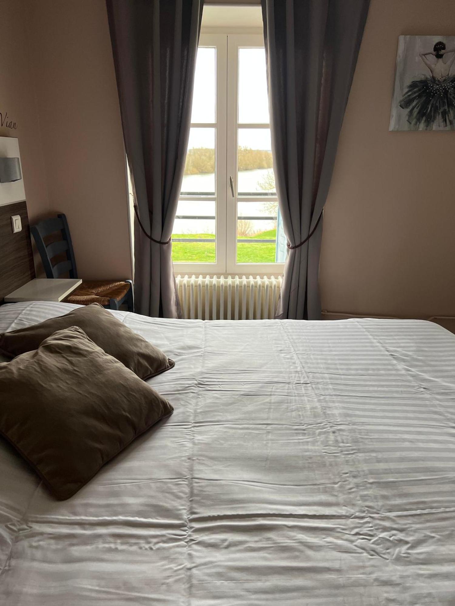 Logis Hotel & Restaurant - Les Bords De Seine La Roche-Guyon Eksteriør bilde