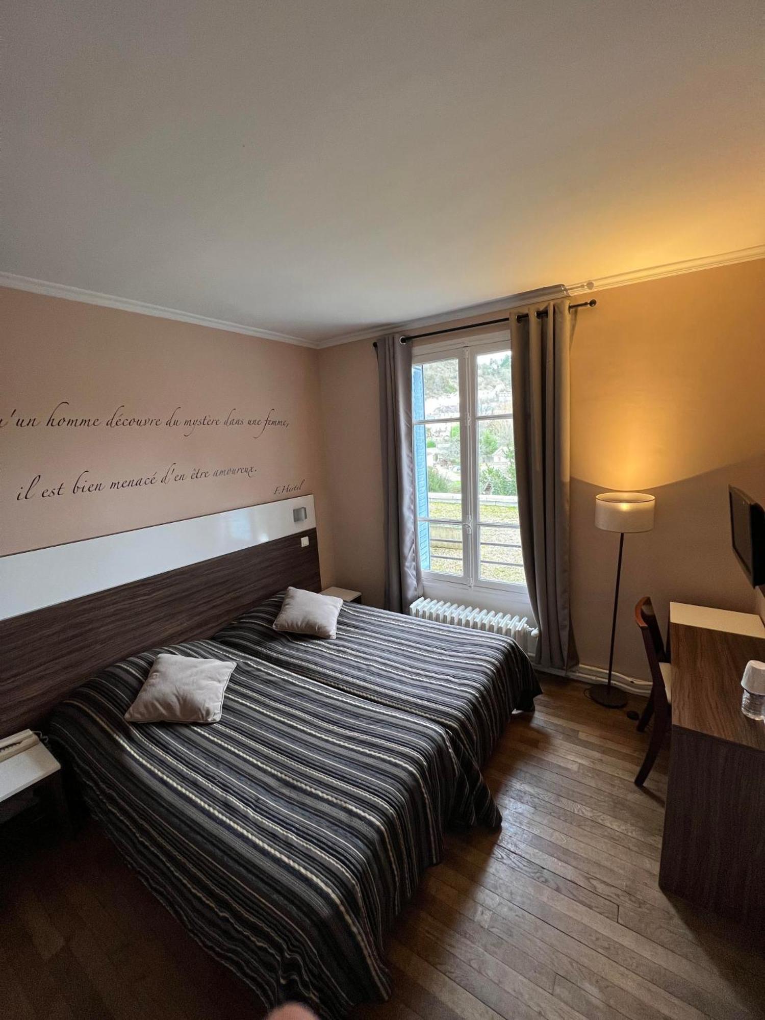 Logis Hotel & Restaurant - Les Bords De Seine La Roche-Guyon Eksteriør bilde