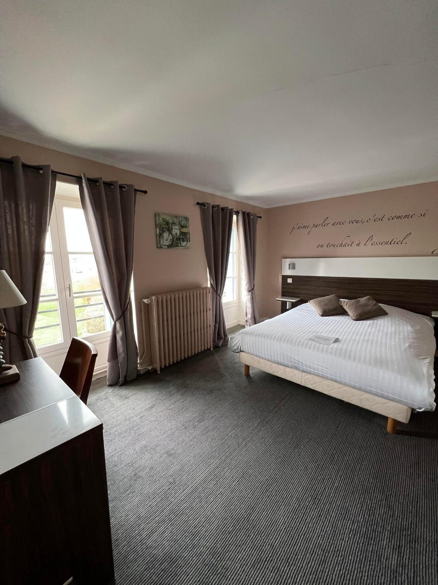 Logis Hotel & Restaurant - Les Bords De Seine La Roche-Guyon Eksteriør bilde