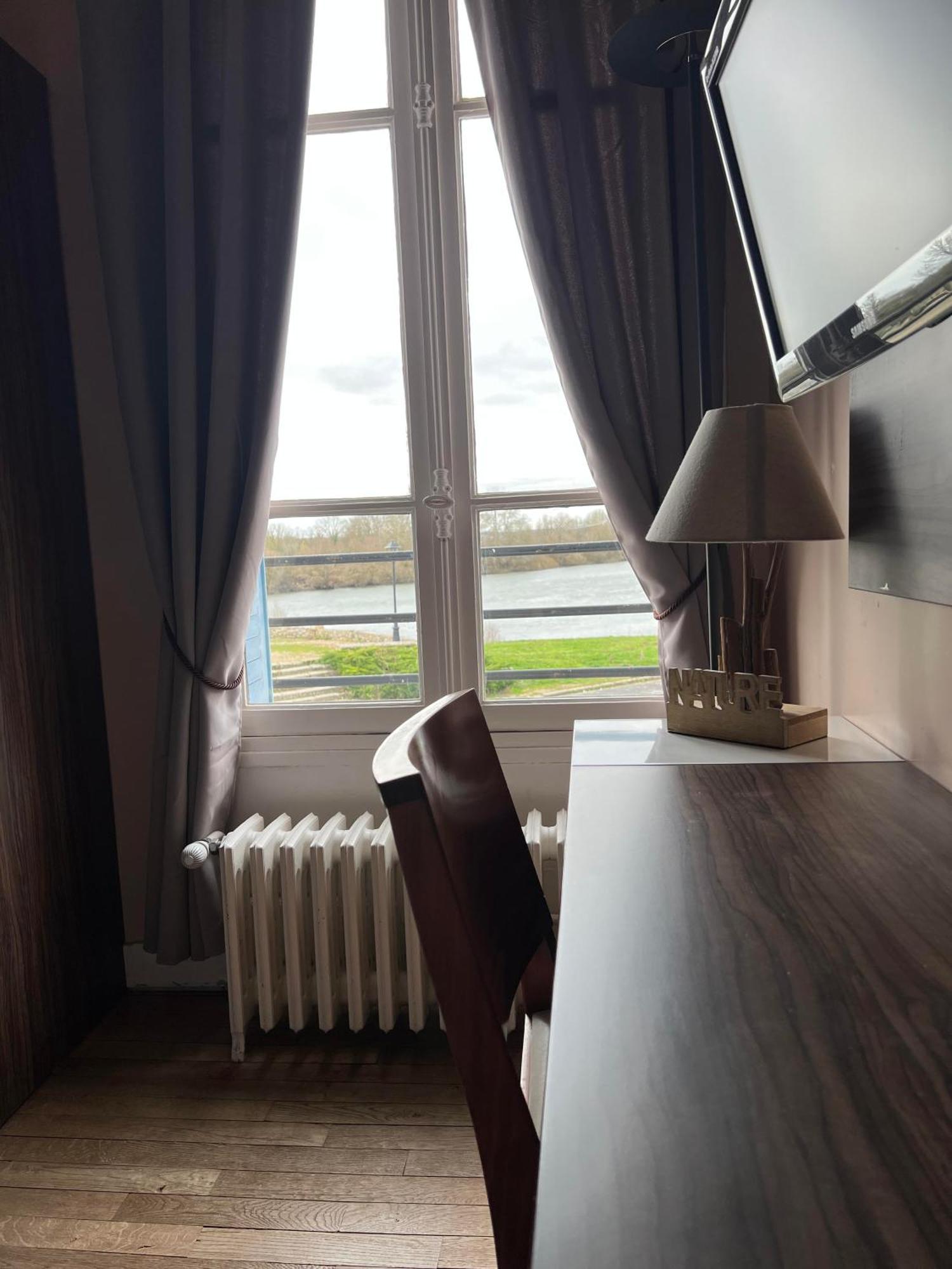 Logis Hotel & Restaurant - Les Bords De Seine La Roche-Guyon Eksteriør bilde
