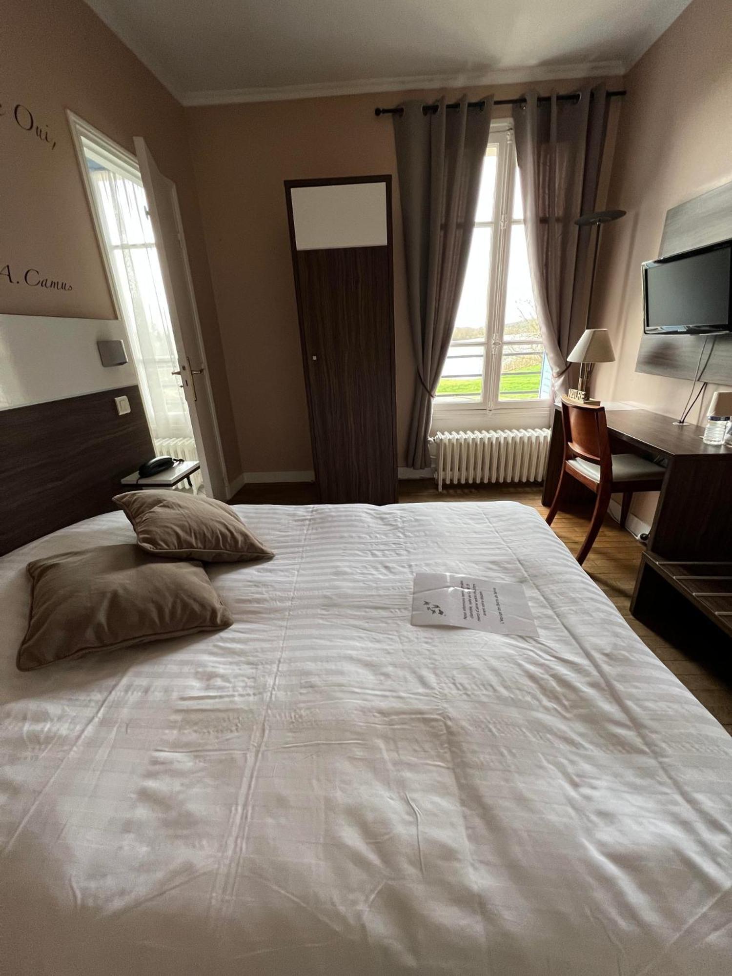Logis Hotel & Restaurant - Les Bords De Seine La Roche-Guyon Eksteriør bilde