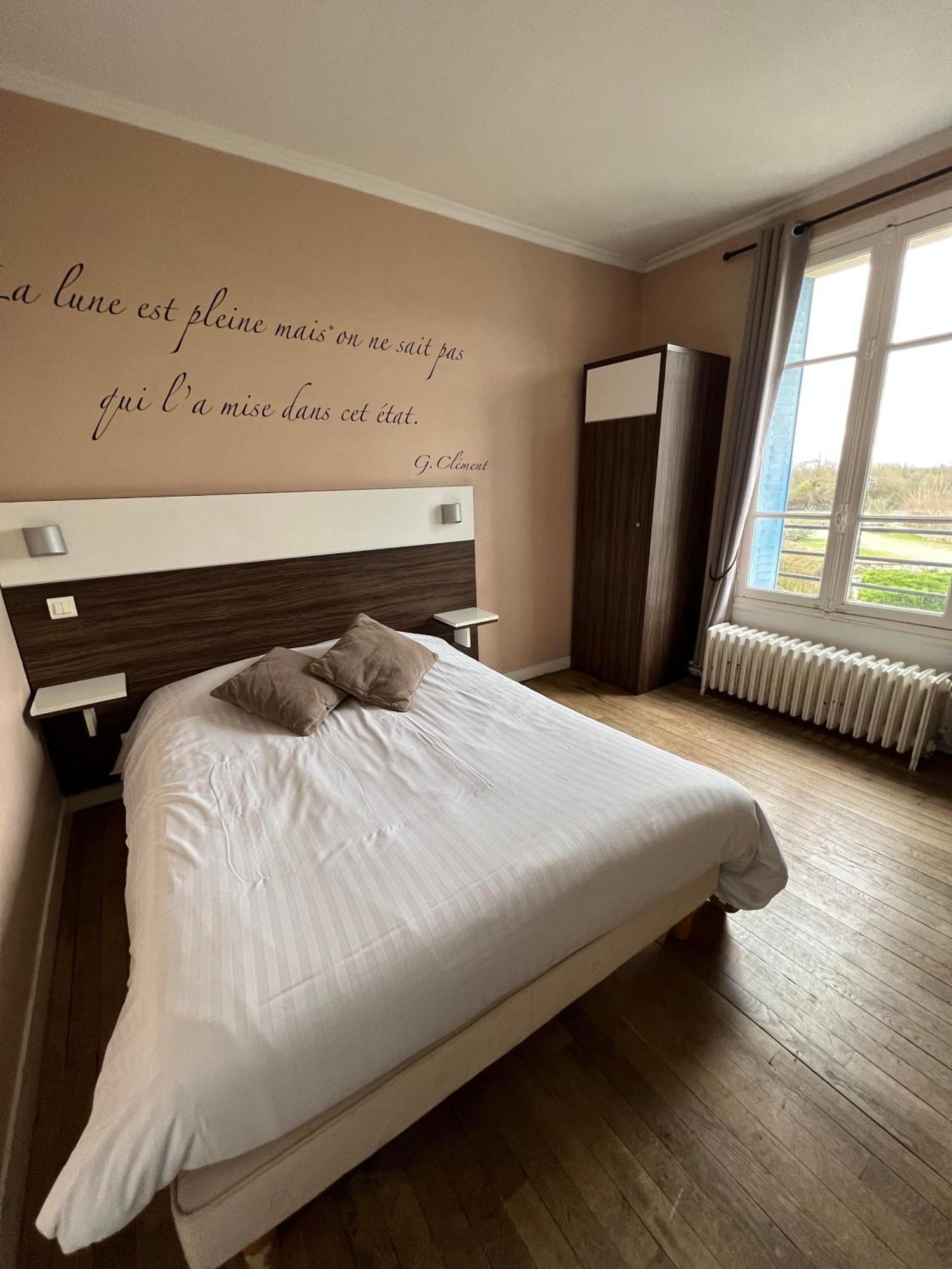 Logis Hotel & Restaurant - Les Bords De Seine La Roche-Guyon Eksteriør bilde