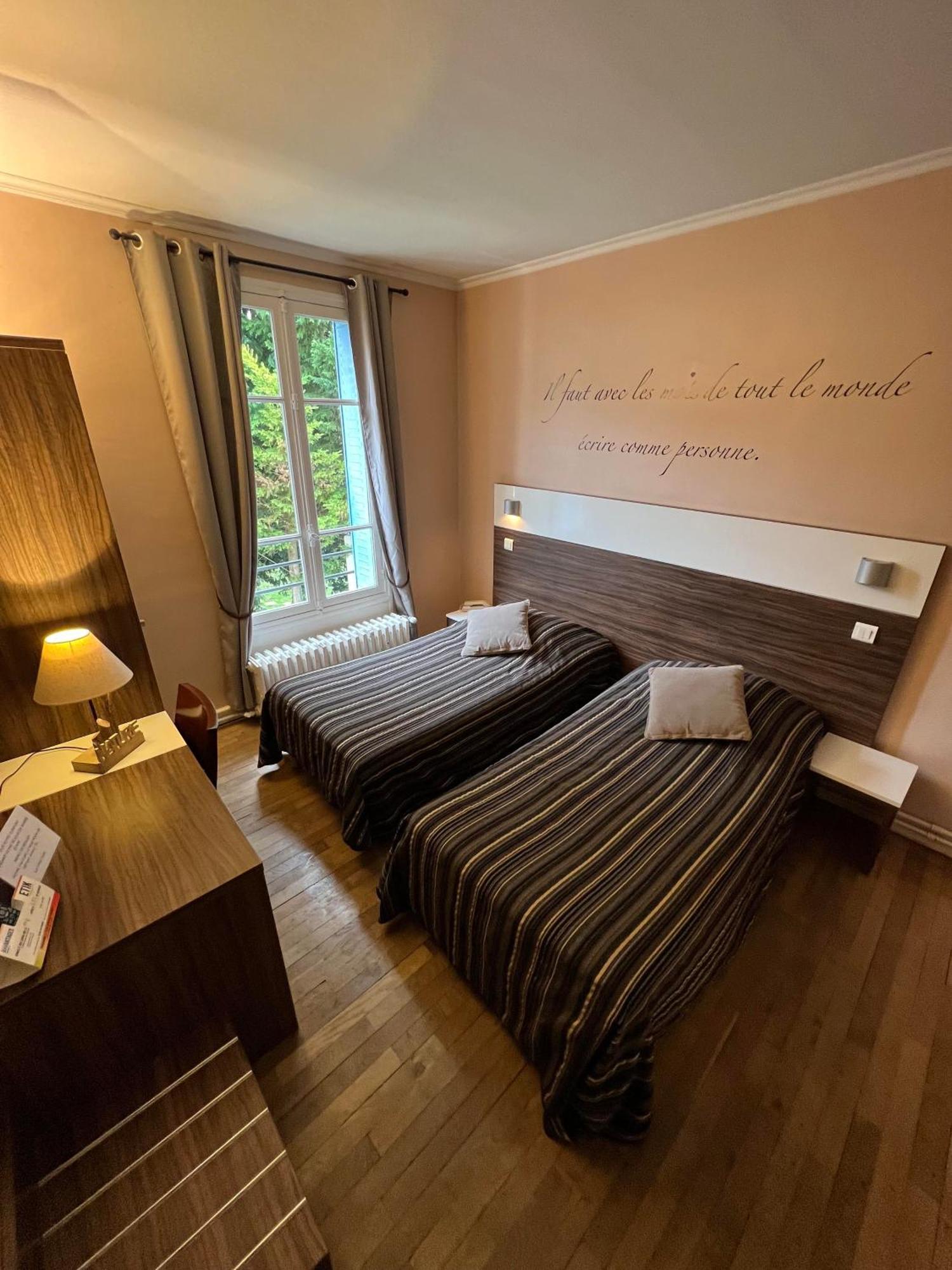 Logis Hotel & Restaurant - Les Bords De Seine La Roche-Guyon Eksteriør bilde