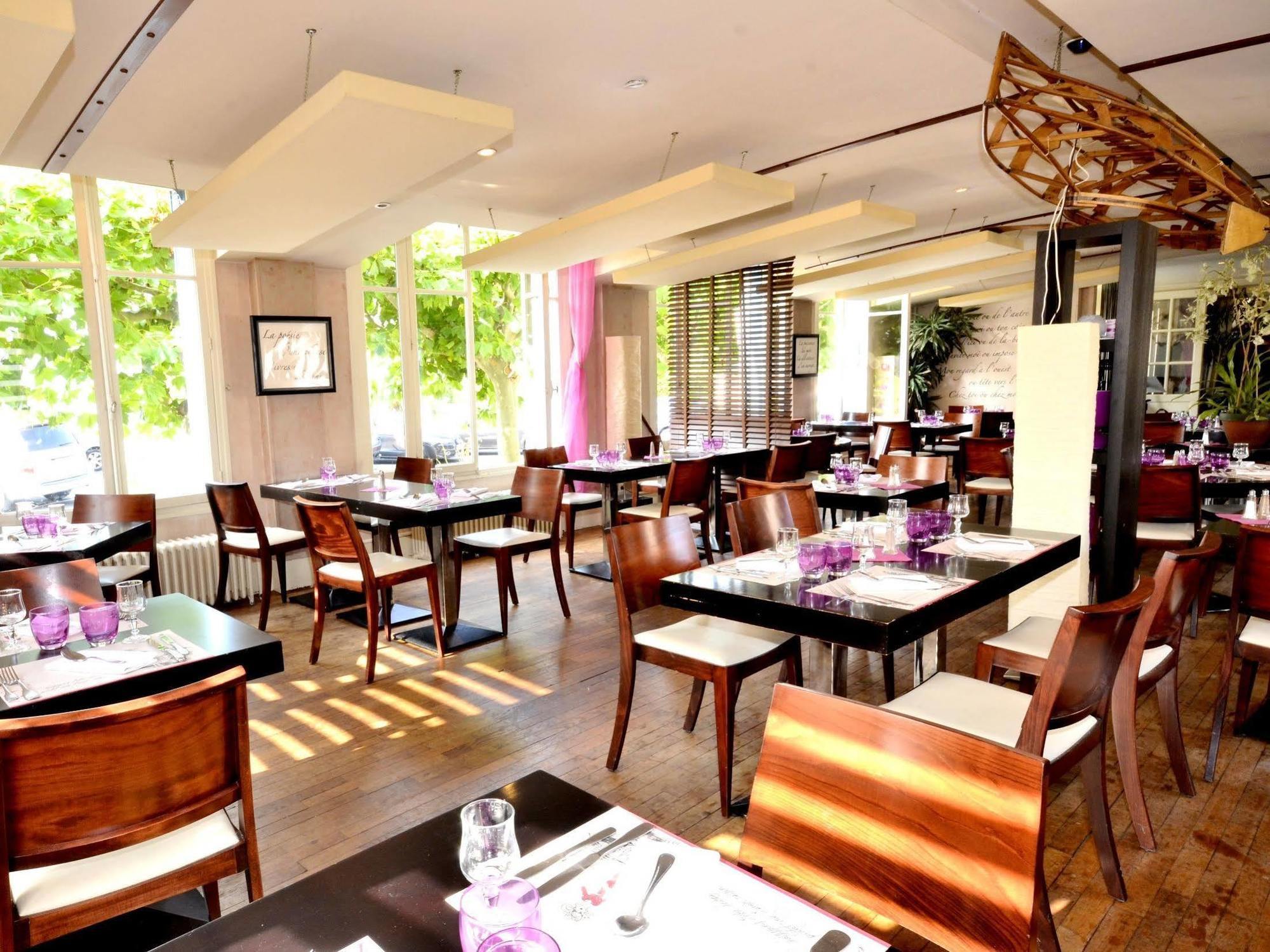 Logis Hotel & Restaurant - Les Bords De Seine La Roche-Guyon Eksteriør bilde