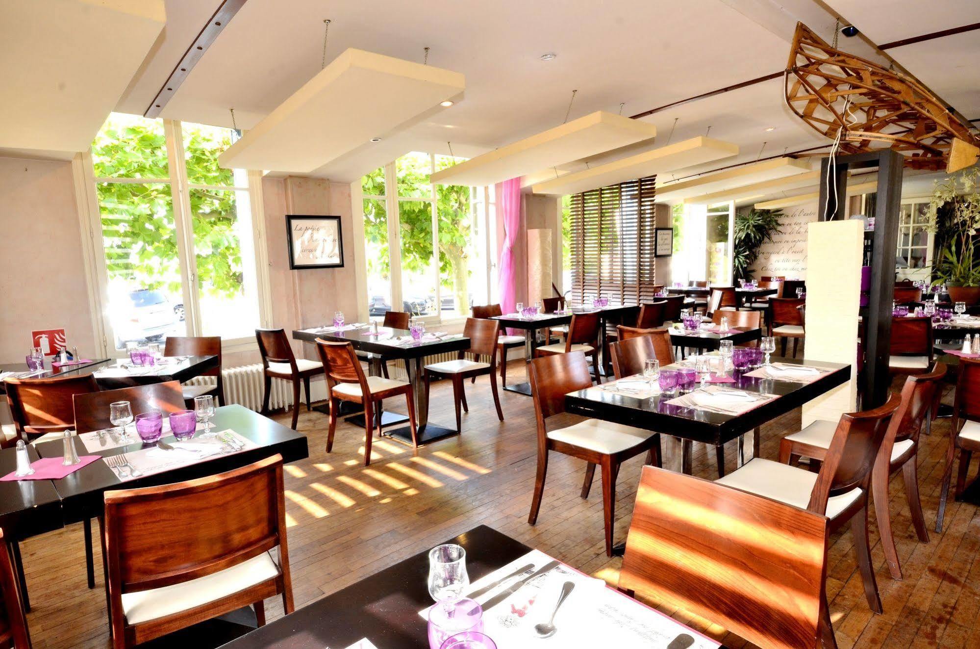 Logis Hotel & Restaurant - Les Bords De Seine La Roche-Guyon Eksteriør bilde